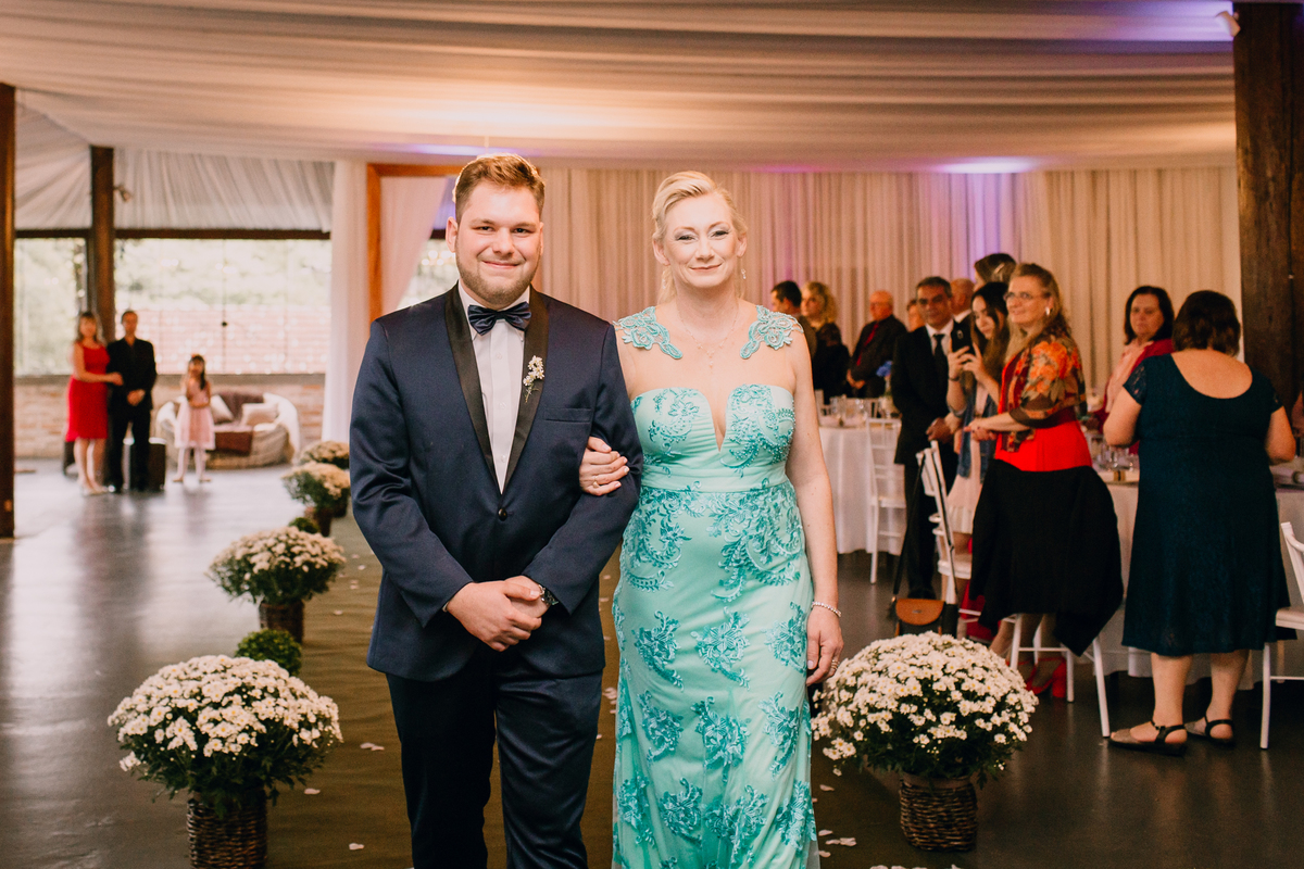casamento Ketlin e Maurício, com making-of no salão Marly da Toaldo Túlio, e casamento na chácara Evíssima, em Almirante Tamandaré, perto de Curitiba. Fotografia de casamento. Noivos se casaram em café colonial. Cerimônia religiosa Casamento.