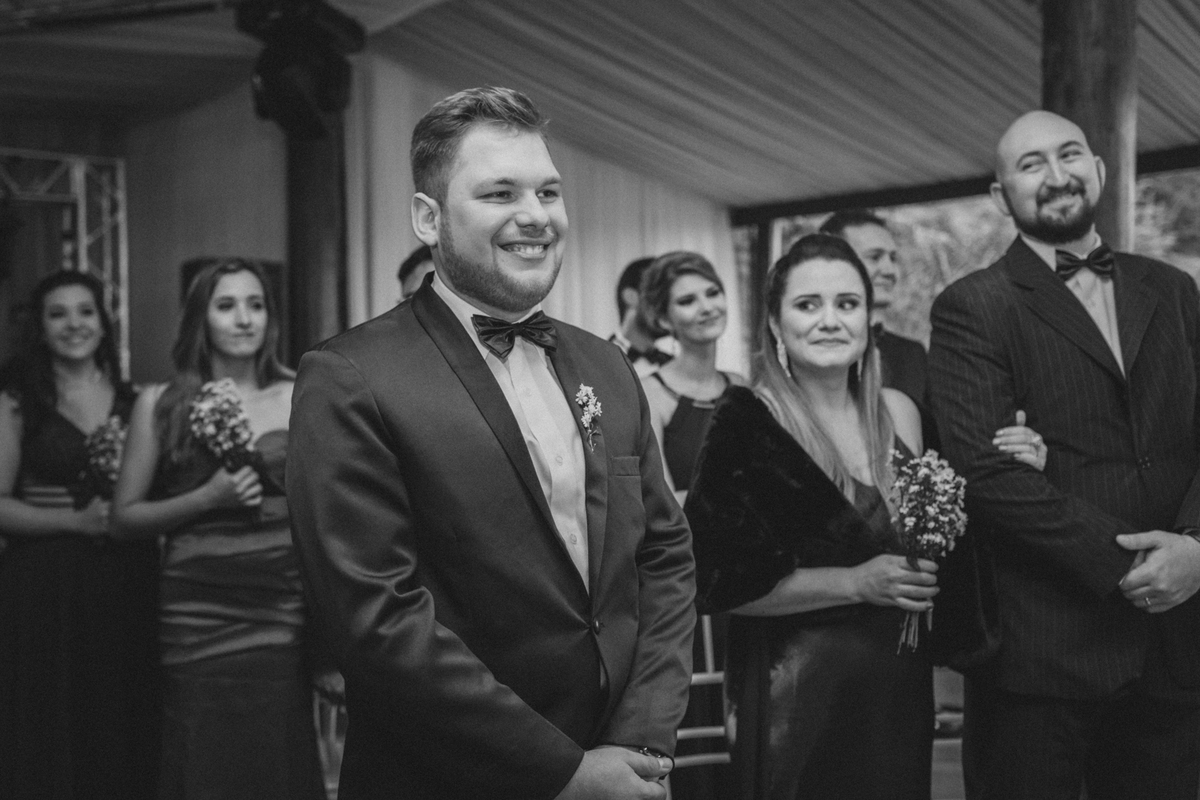 casamento Ketlin e Maurício, com making-of no salão Marly da Toaldo Túlio, e casamento na chácara Evíssima, em Almirante Tamandaré, perto de Curitiba. Fotografia de casamento. Noivos se casaram em café colonial. Cerimônia religiosa Casamento.