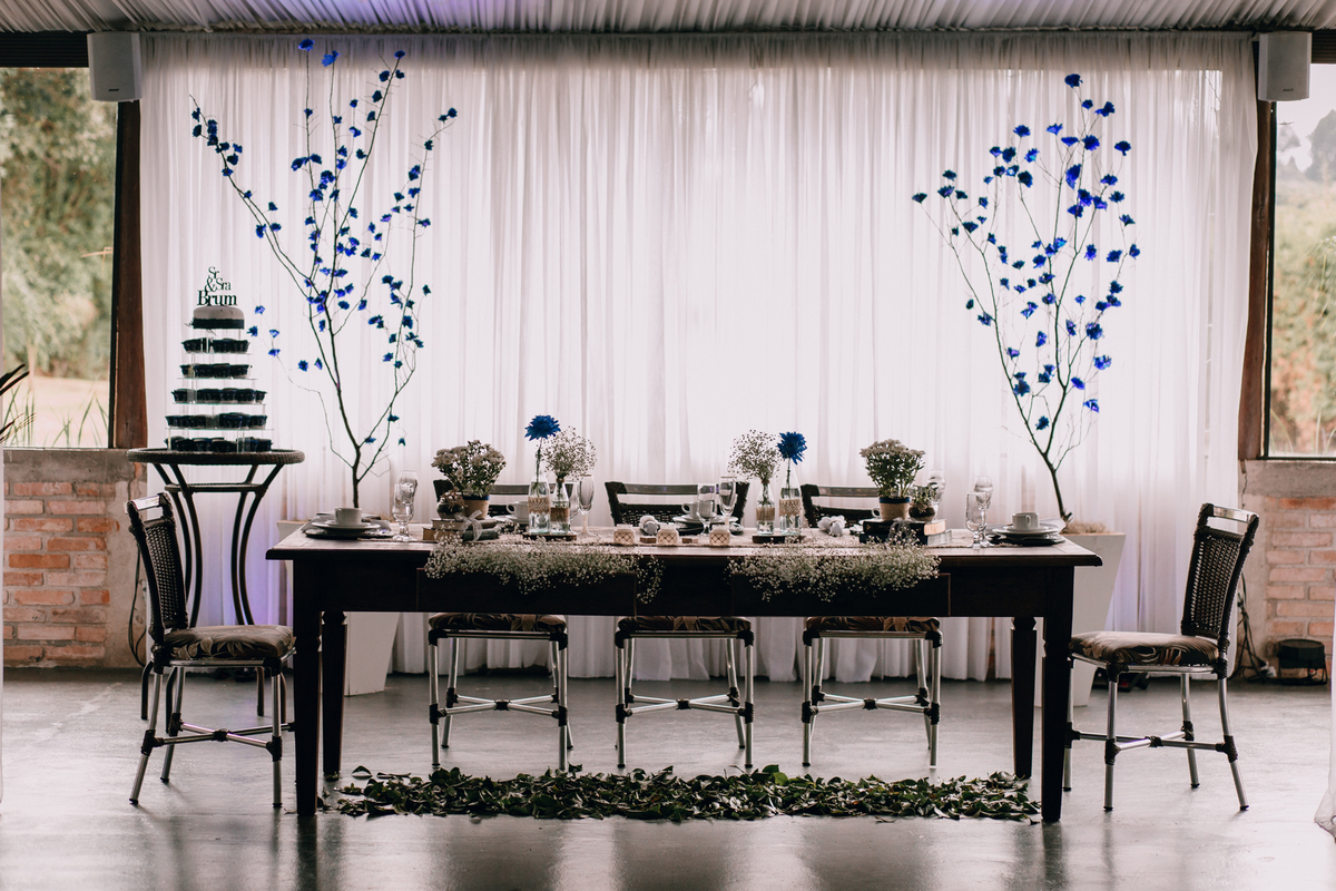 casamento Ketlin e Maurício, com making-of no salão Marly da Toaldo Túlio, e casamento na chácara Evíssima, em Almirante Tamandaré, perto de Curitiba. Fotografia de casamento. Noivos se casaram em café colonial.