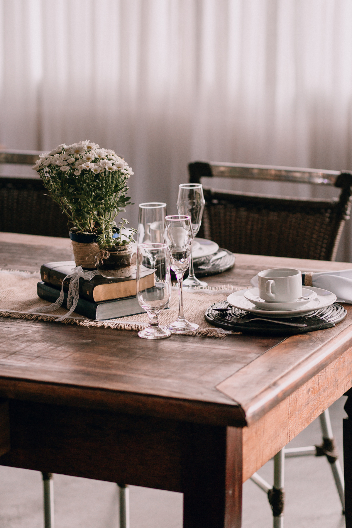 casamento Ketlin e Maurício, com making-of no salão Marly da Toaldo Túlio, e casamento na chácara Evíssima, em Almirante Tamandaré, perto de Curitiba. Fotografia de casamento. Noivos se casaram em café colonial.
