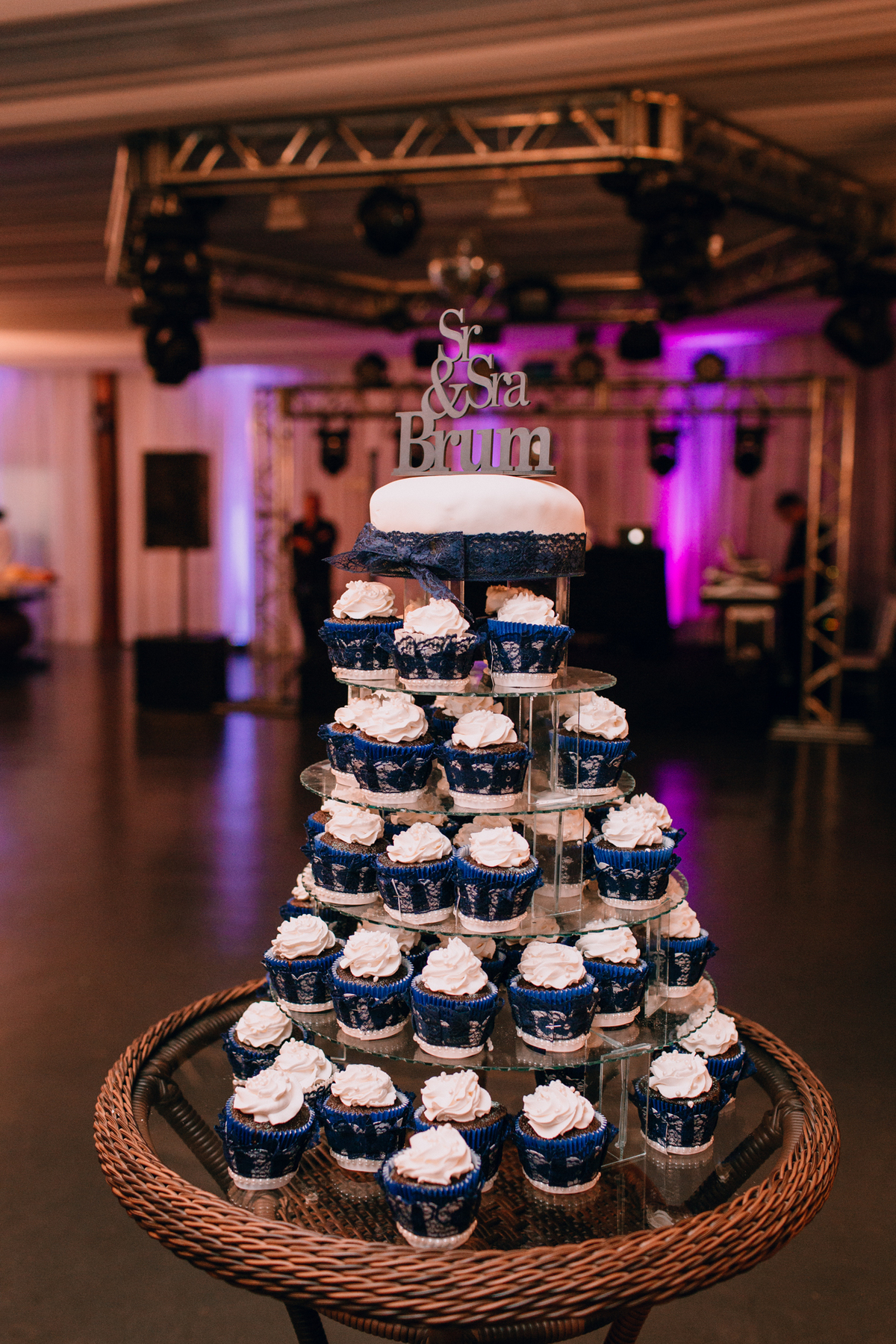 casamento Ketlin e Maurício, com making-of no salão Marly da Toaldo Túlio, e casamento na chácara Evíssima, em Almirante Tamandaré, perto de Curitiba. Fotografia de casamento. Noivos se casaram em café colonial. Bolo de Cupcake