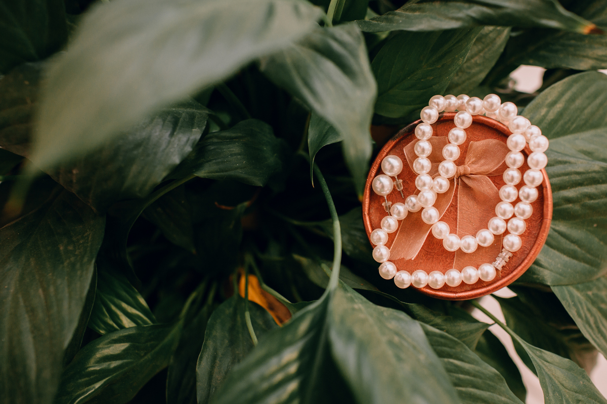 casamento Ketlin e Maurício, com making-of no salão Marly da Toaldo Túlio, e casamento na chácara Evíssima, em Almirante Tamandaré, perto de Curitiba. Fotografia de casamento. Noivos se casaram em café colonial.