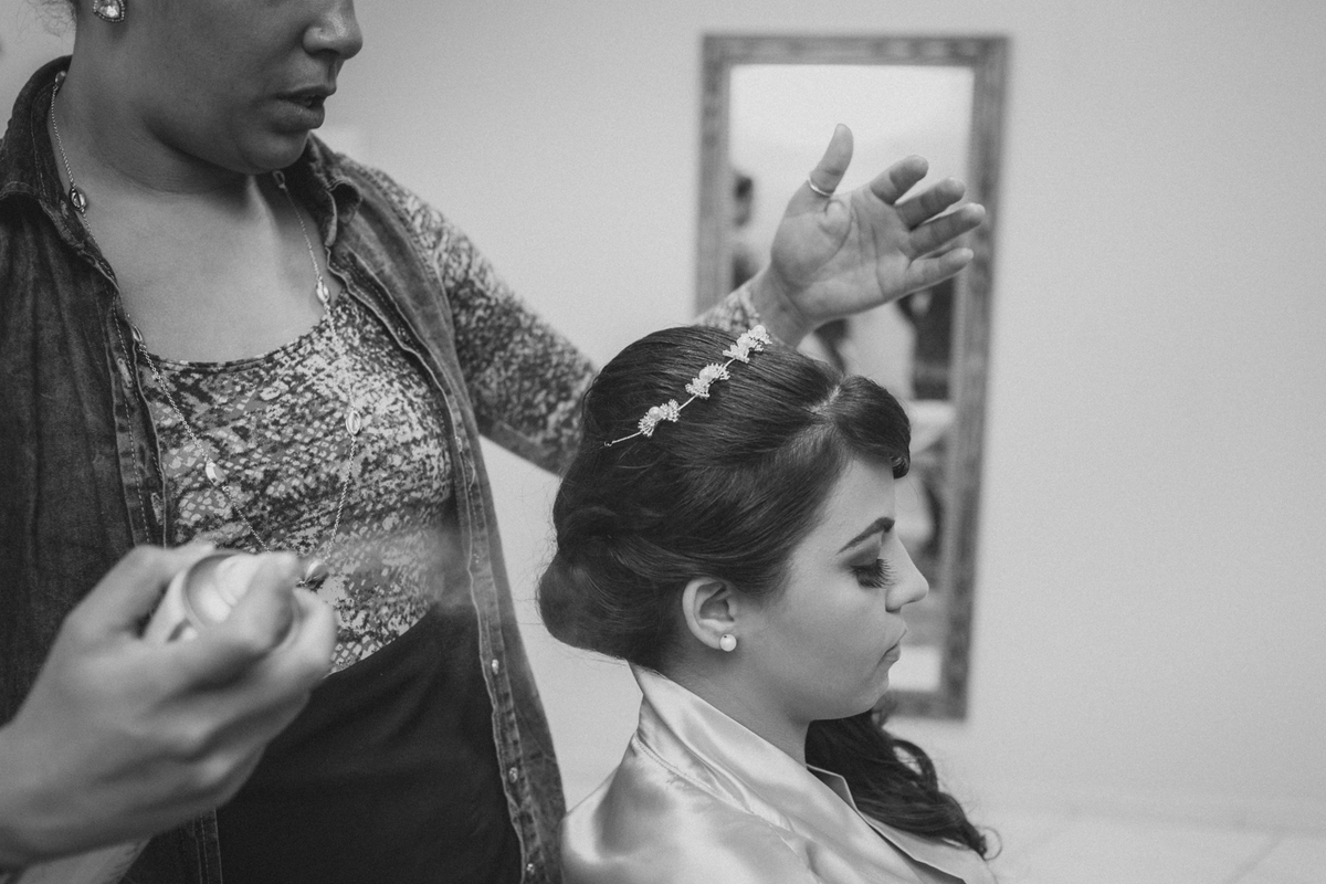 casamento Ketlin e Maurício, com making-of no salão Marly da Toaldo Túlio, e casamento na chácara Evíssima, em Almirante Tamandaré, perto de Curitiba. Fotografia de casamento. Noivos se casaram em café colonial.