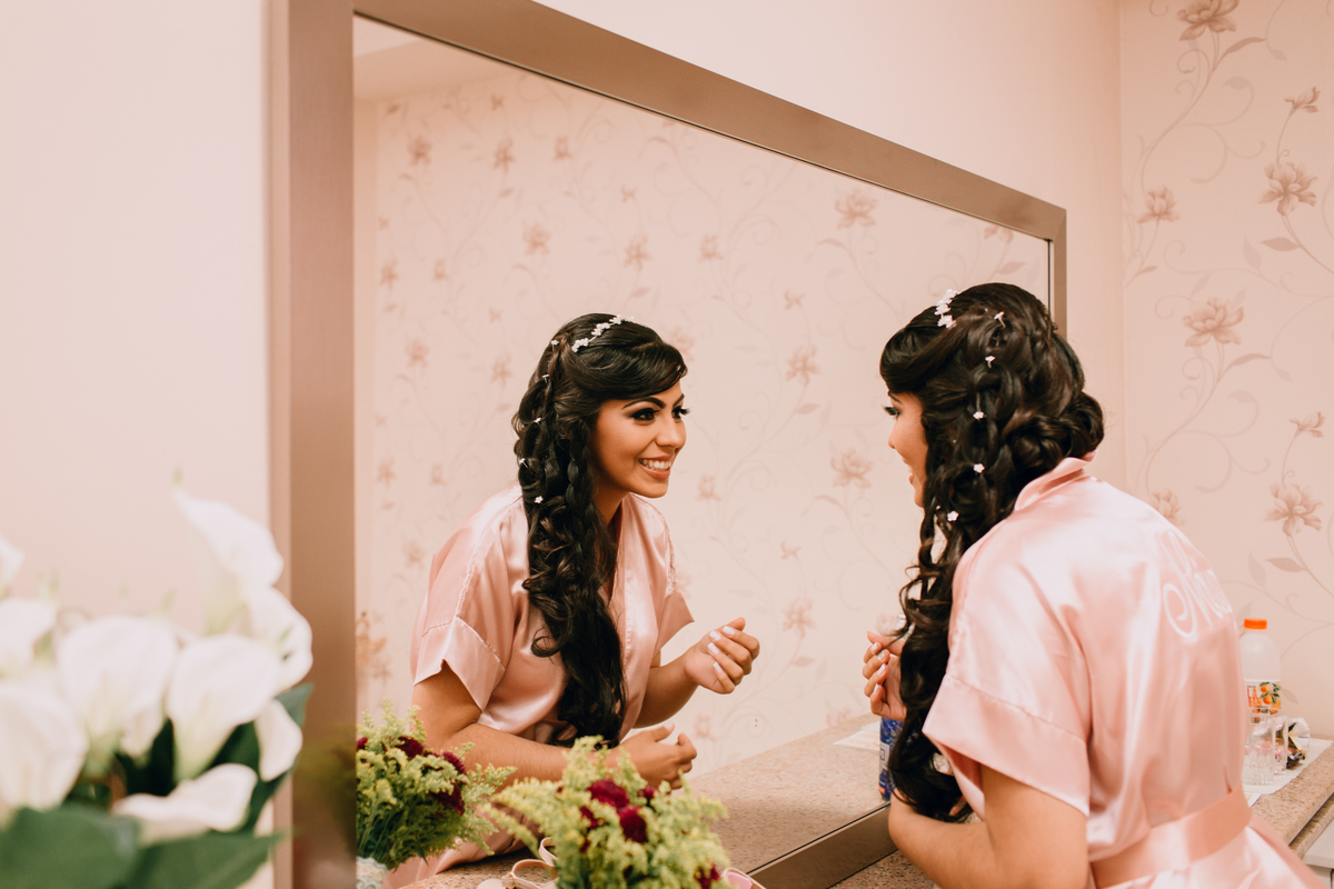 casamento Ketlin e Maurício, com making-of no salão Marly da Toaldo Túlio, e casamento na chácara Evíssima, em Almirante Tamandaré, perto de Curitiba. Fotografia de casamento. Noivos se casaram em café colonial.