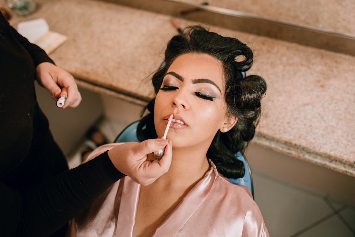 casamento Ketlin e Maurício, com making-of no salão Marly da Toaldo Túlio, e casamento na chácara Evíssima, em Almirante Tamandaré, perto de Curitiba. Fotografia de casamento. Noivos se casaram em café colonial.
