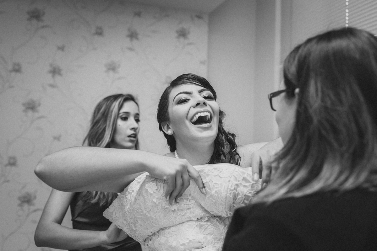 casamento Ketlin e Maurício, com making-of no salão Marly da Toaldo Túlio, e casamento na chácara Evíssima, em Almirante Tamandaré, perto de Curitiba. Fotografia de casamento. Noivos se casaram em café colonial.