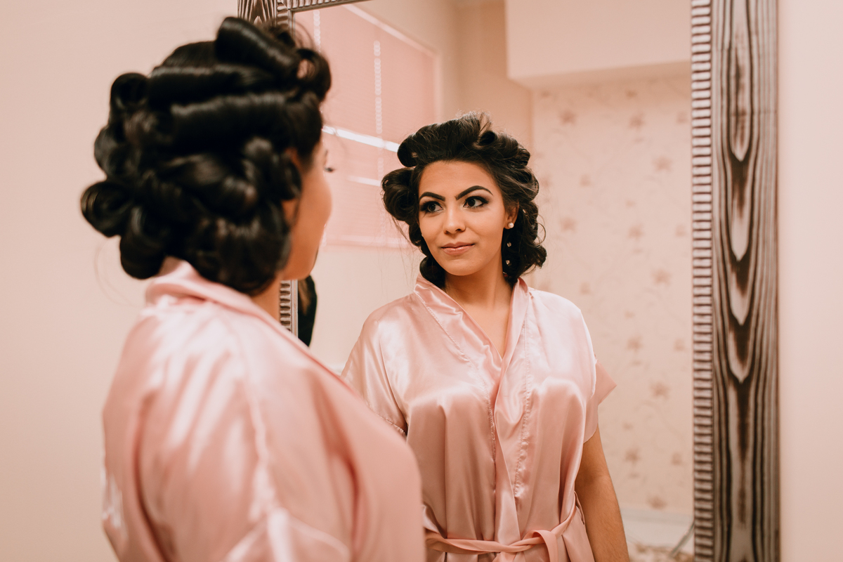casamento Ketlin e Maurício, com making-of no salão Marly da Toaldo Túlio, e casamento na chácara Evíssima, em Almirante Tamandaré, perto de Curitiba. Fotografia de casamento. Noivos se casaram em café colonial.