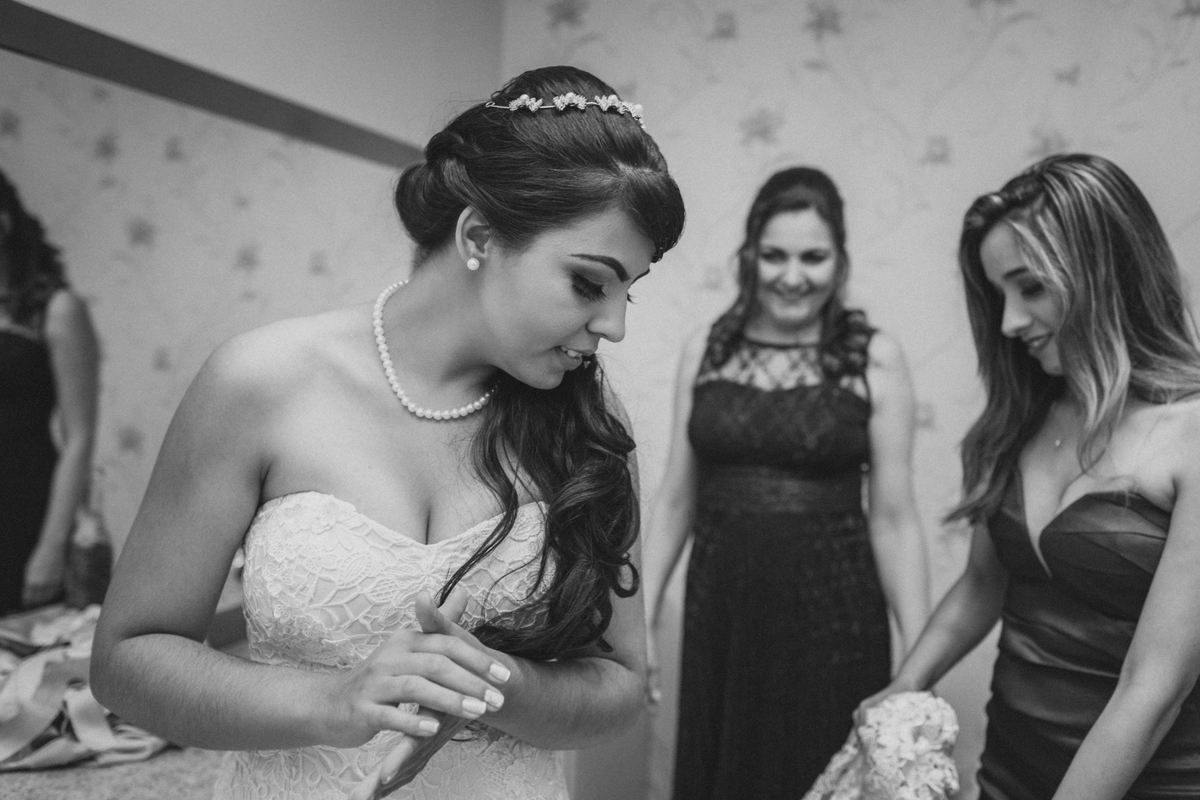 casamento Ketlin e Maurício, com making-of no salão Marly da Toaldo Túlio, e casamento na chácara Evíssima, em Almirante Tamandaré, perto de Curitiba. Fotografia de casamento. Noivos se casaram em café colonial.