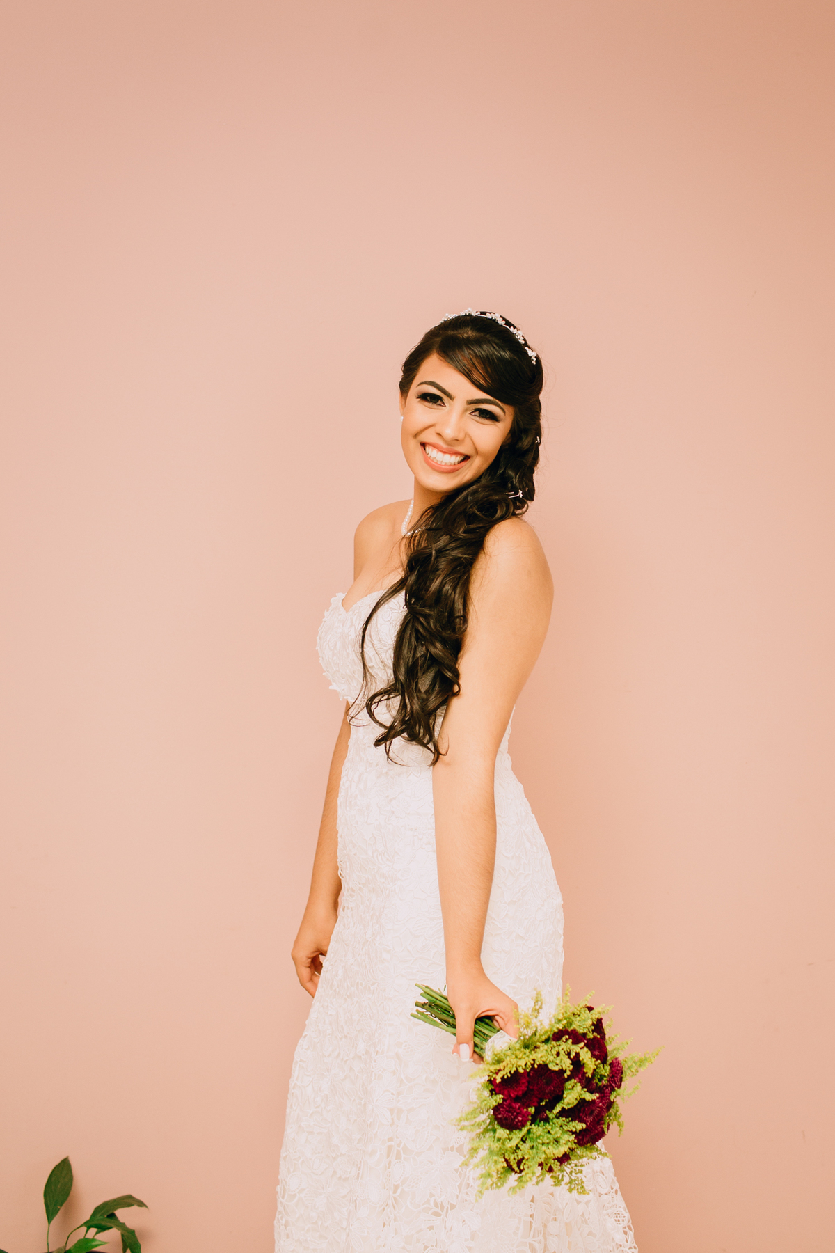 casamento Ketlin e Maurício, com making-of no salão Marly da Toaldo Túlio, e casamento na chácara Evíssima, em Almirante Tamandaré, perto de Curitiba. Fotografia de casamento. Noivos se casaram em café colonial.