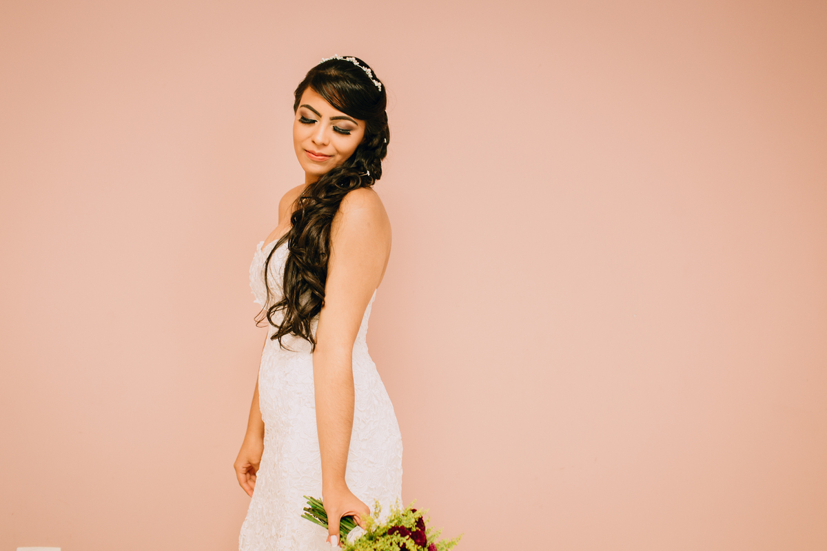 casamento Ketlin e Maurício, com making-of no salão Marly da Toaldo Túlio, e casamento na chácara Evíssima, em Almirante Tamandaré, perto de Curitiba. Fotografia de casamento. Noivos se casaram em café colonial.