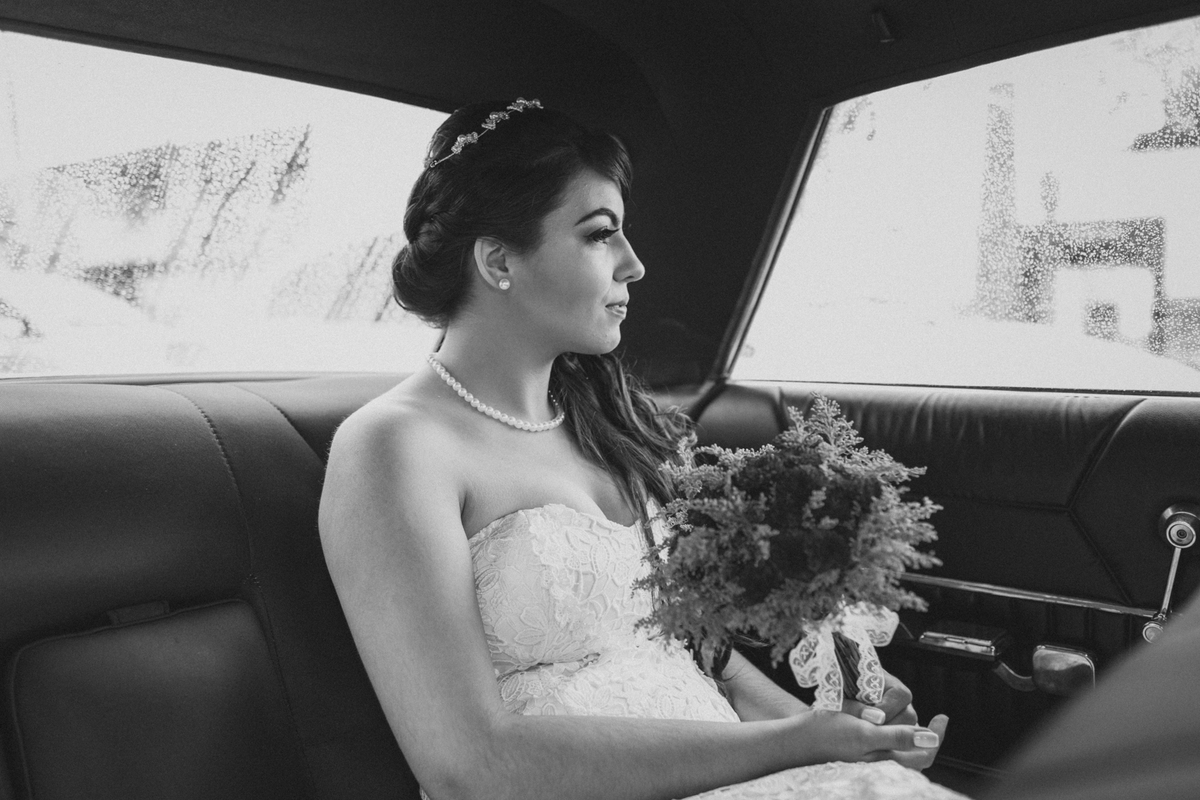 casamento Ketlin e Maurício, com making-of no salão Marly da Toaldo Túlio, e casamento na chácara Evíssima, em Almirante Tamandaré, perto de Curitiba. Fotografia de casamento. Noivos se casaram em café colonial.