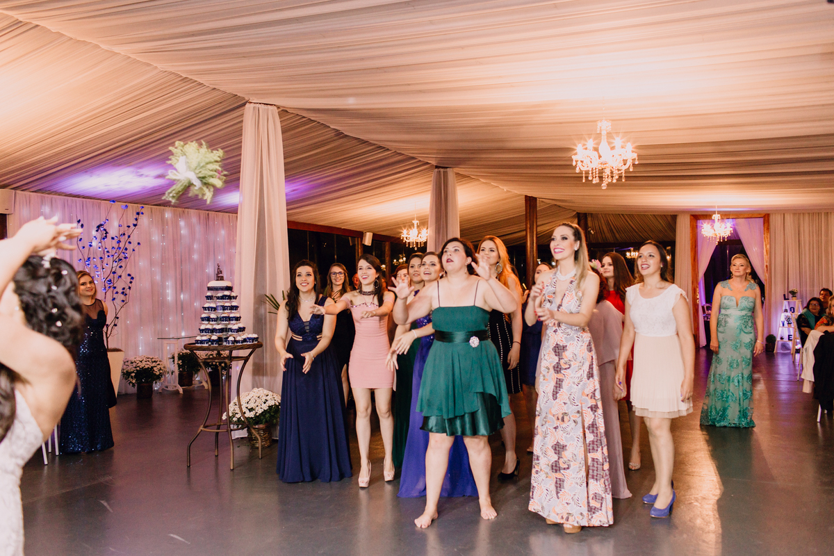 Jogar o buquê da noiva em casamento em Curitiba