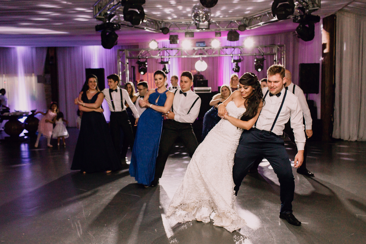 Dança coreografada de padrinhos e noivos no casamento.