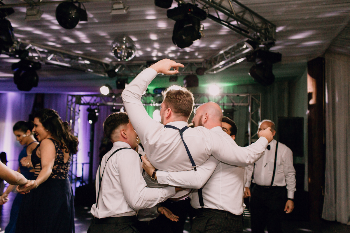Dança coreografada de padrinhos e noivos no casamento.