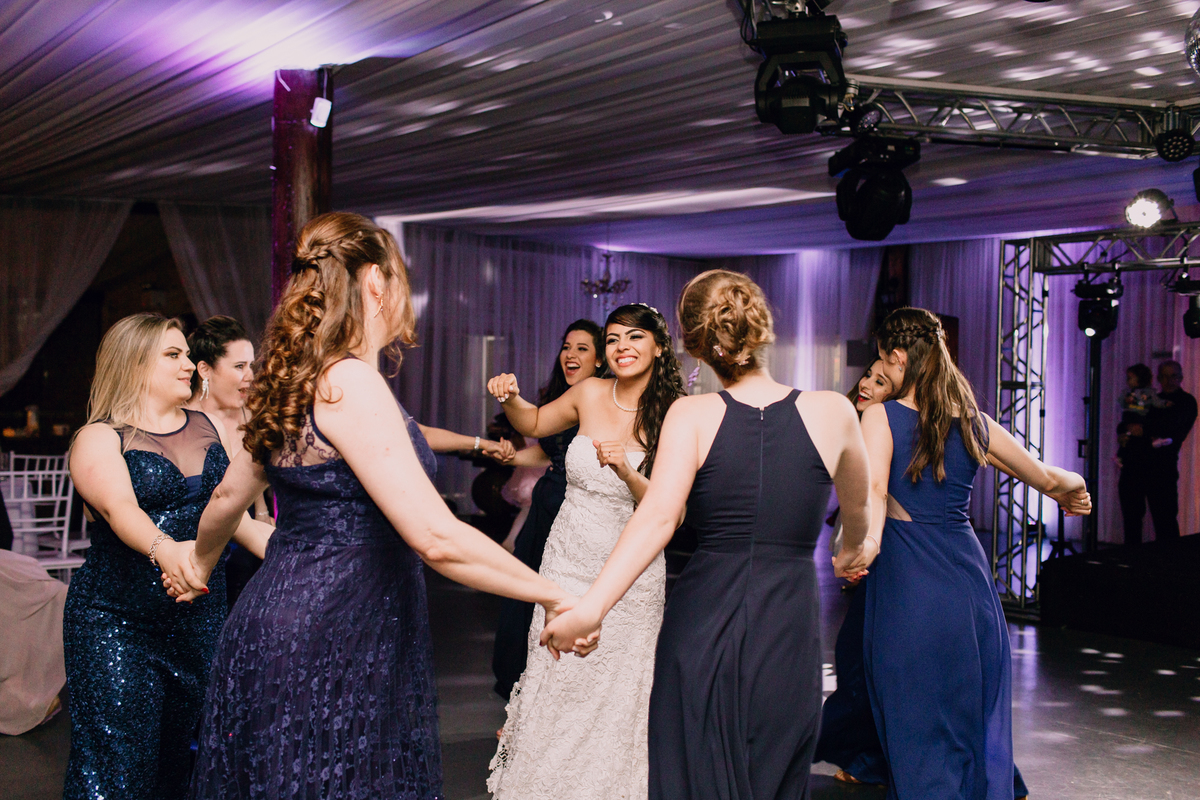 Dança coreografada de padrinhos e noivos no casamento.