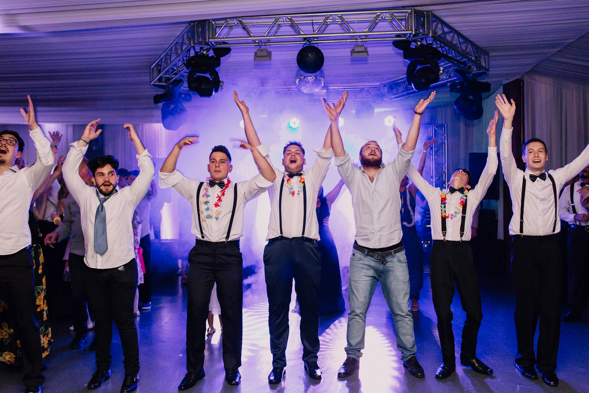 casamento Ketlin e Maurício, com making-of no salão Marly da Toaldo Túlio, e casamento na chácara Evíssima, em Almirante Tamandaré, perto de Curitiba. Fotografia de casamento. Noivos se casaram em café colonial.