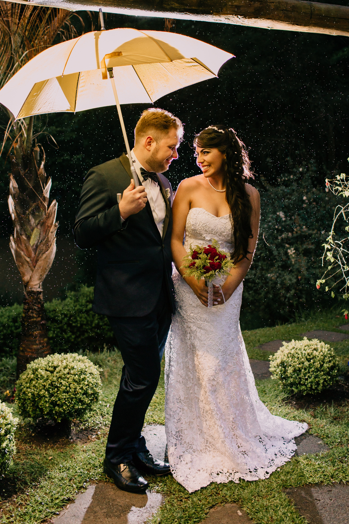 Fotos dos noivos com chuva em Curitiba. 