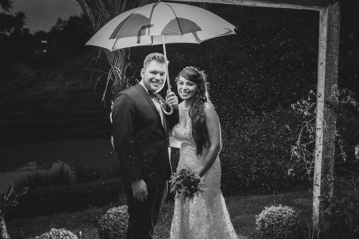 Fotos dos noivos com chuva em Curitiba. 