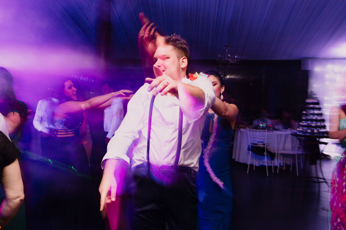 casamento Ketlin e Maurício, com making-of no salão Marly da Toaldo Túlio, e casamento na chácara Evíssima, em Almirante Tamandaré, perto de Curitiba. Fotografia de casamento. Noivos se casaram em café colonial.