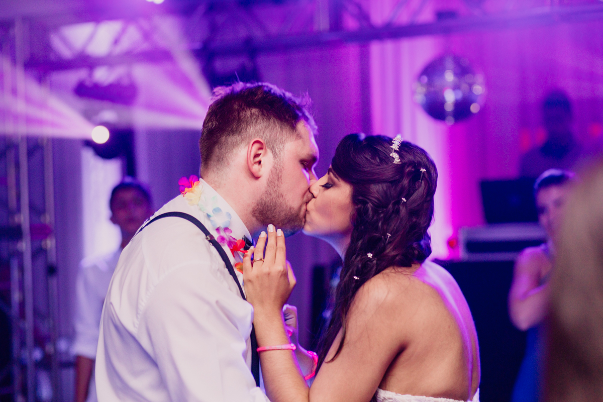 casamento Ketlin e Maurício, com making-of no salão Marly da Toaldo Túlio, e casamento na chácara Evíssima, em Almirante Tamandaré, perto de Curitiba. Fotografia de casamento. Noivos se casaram em café colonial.