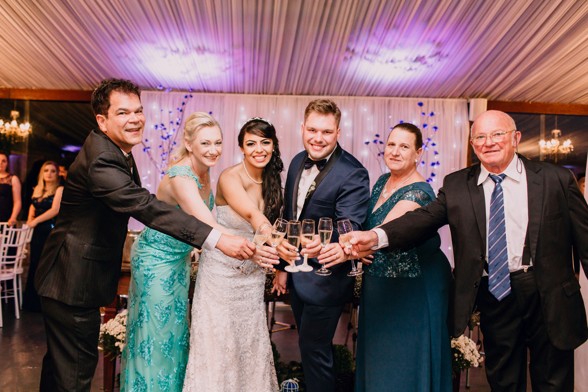 Brinde dos noivos na hora do casamento.