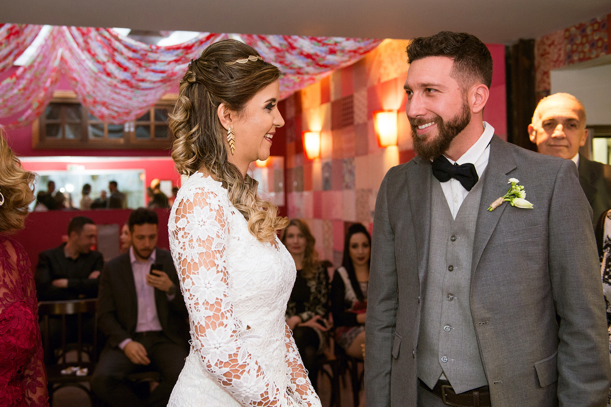 Mini Wedding em Curitiba. Casamento para 16 pessoas em bistrô de Curitiba. Cerimônia de Casamento.