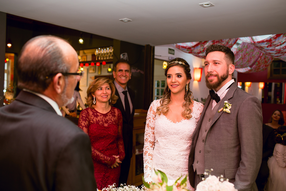 Mini Wedding em Curitiba. Casamento para 16 pessoas em bistrô de Curitiba. Cerimônia de Casamento.