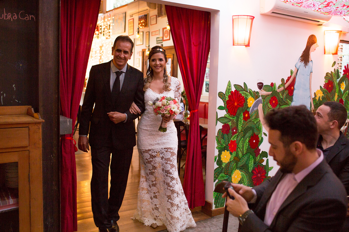 Mini Wedding em Curitiba. Casamento para 16 pessoas em bistrô de Curitiba. Cerimônia de Casamento.