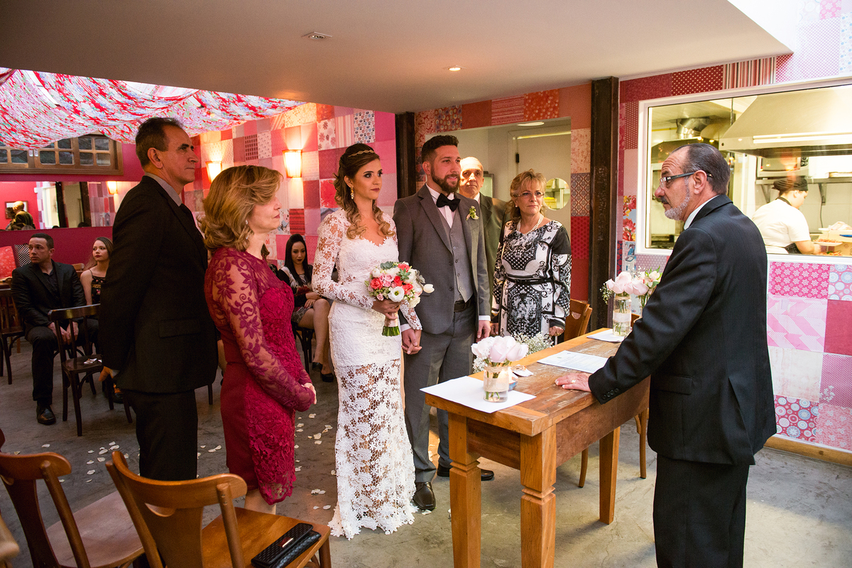 Mini Wedding em Curitiba. Casamento para 16 pessoas em bistrô de Curitiba. Cerimônia de Casamento.