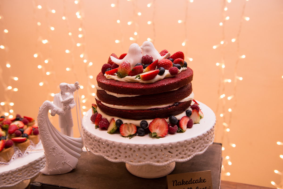 mini wedding em curitiba. Decoração minimalista. Casamento para 16 pessoas em bistrô de Curitiba. Bolo de Casamento naked cake. 