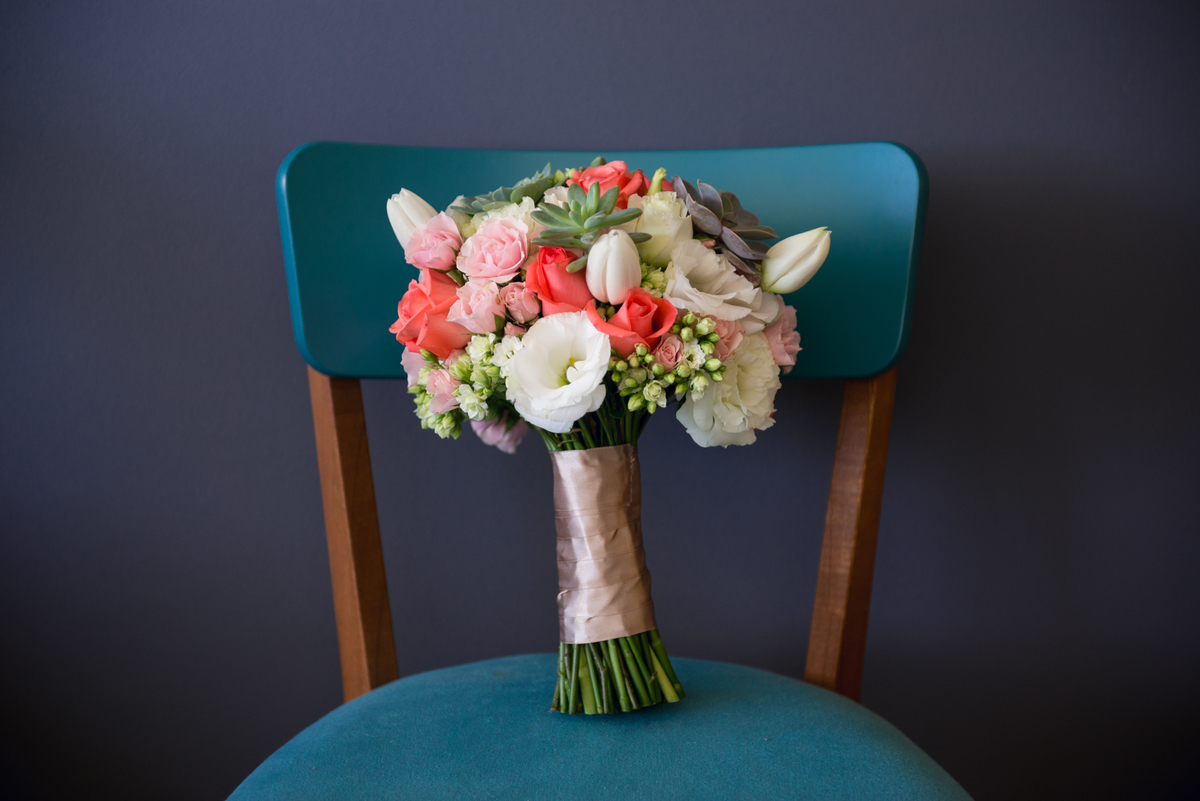 mini wedding em curitiba. Buquê da noiva. Casamento para 16 pessoas em bistrô de Curitiba.