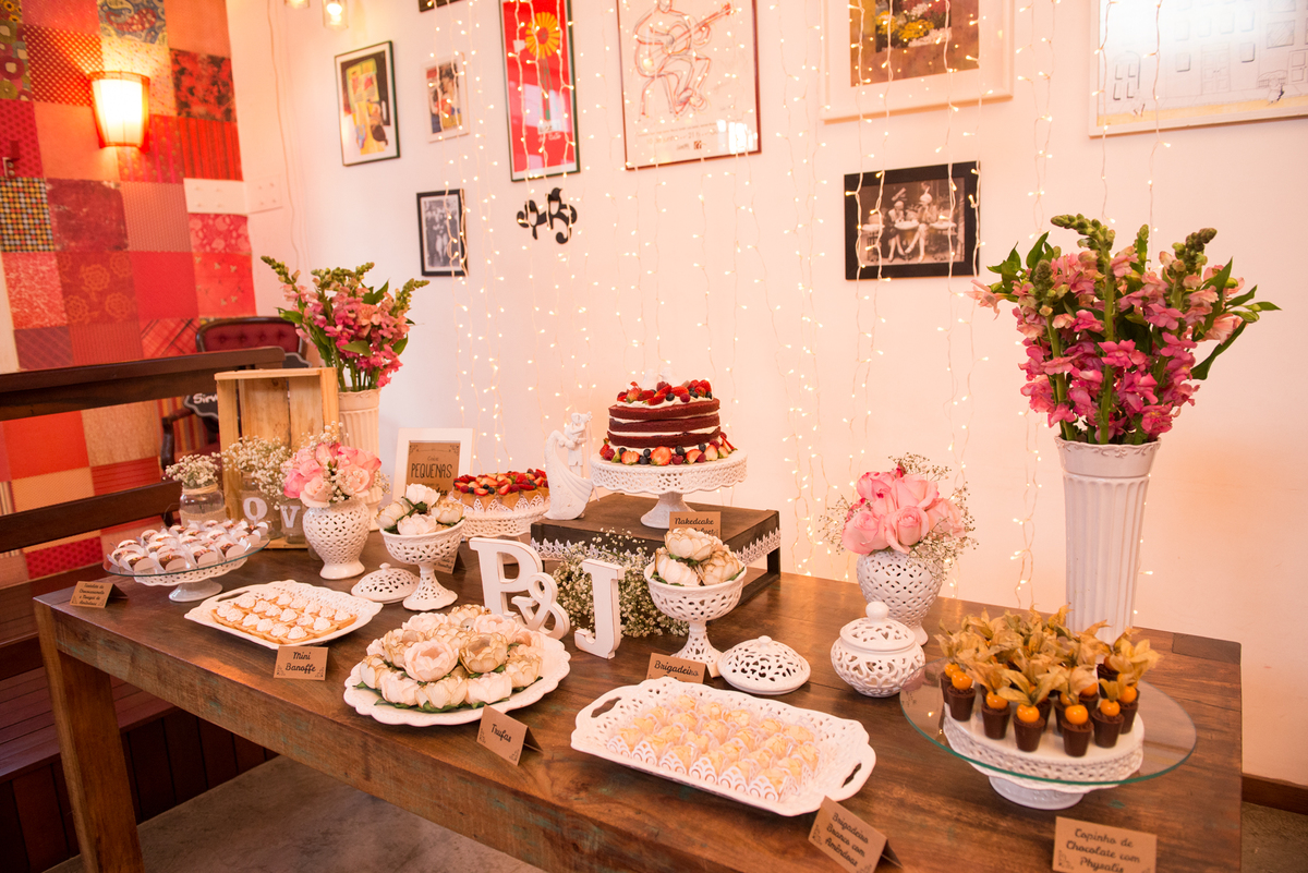 mini wedding em curitiba. Decoração minimalista. Casamento para 16 pessoas em bistrô de Curitiba. Naked cake.