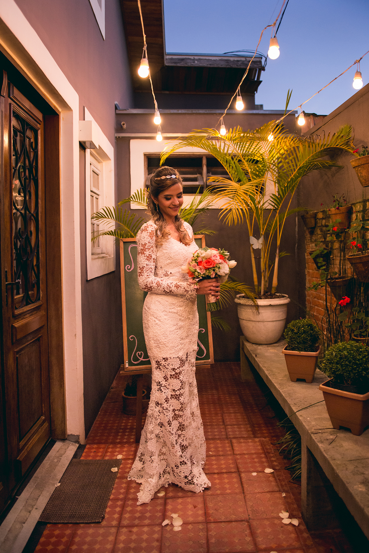 Mini Wedding em Curitiba. Casamento para 16 pessoas em bistrô de Curitiba. Cerimônia de Casamento. Noiva. Vestido da Noiva. Lindo buquê de noiva nos tons rosa e verde.