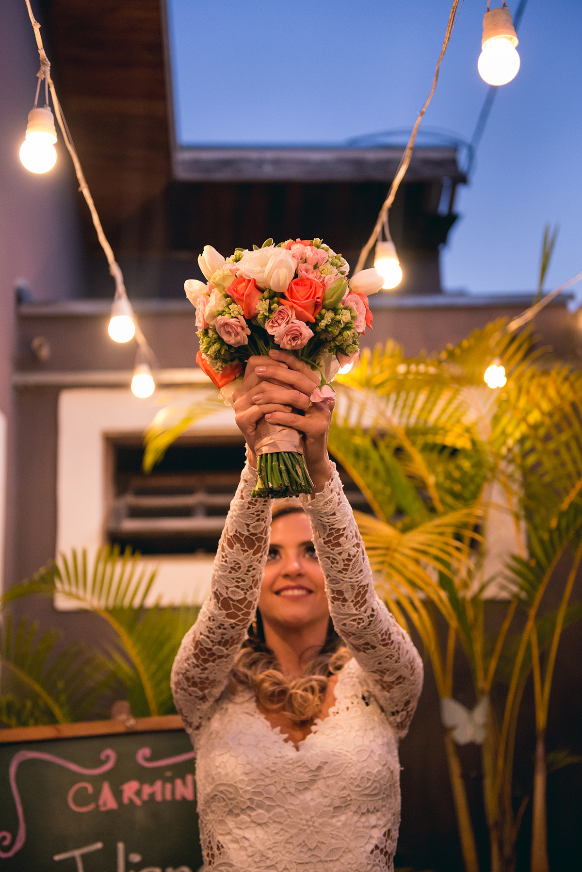 Mini Wedding em Curitiba. Casamento para 16 pessoas em bistrô de Curitiba. Cerimônia de Casamento. Noiva. Vestido da Noiva. Lindo buquê de noiva nos tons rosa e verde.