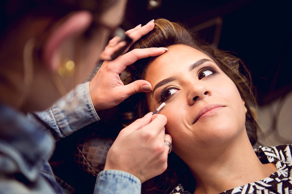 mini wedding em curitiba. Making-of da noiva. Casamento para 16 pessoas em bistrô de Curitiba.