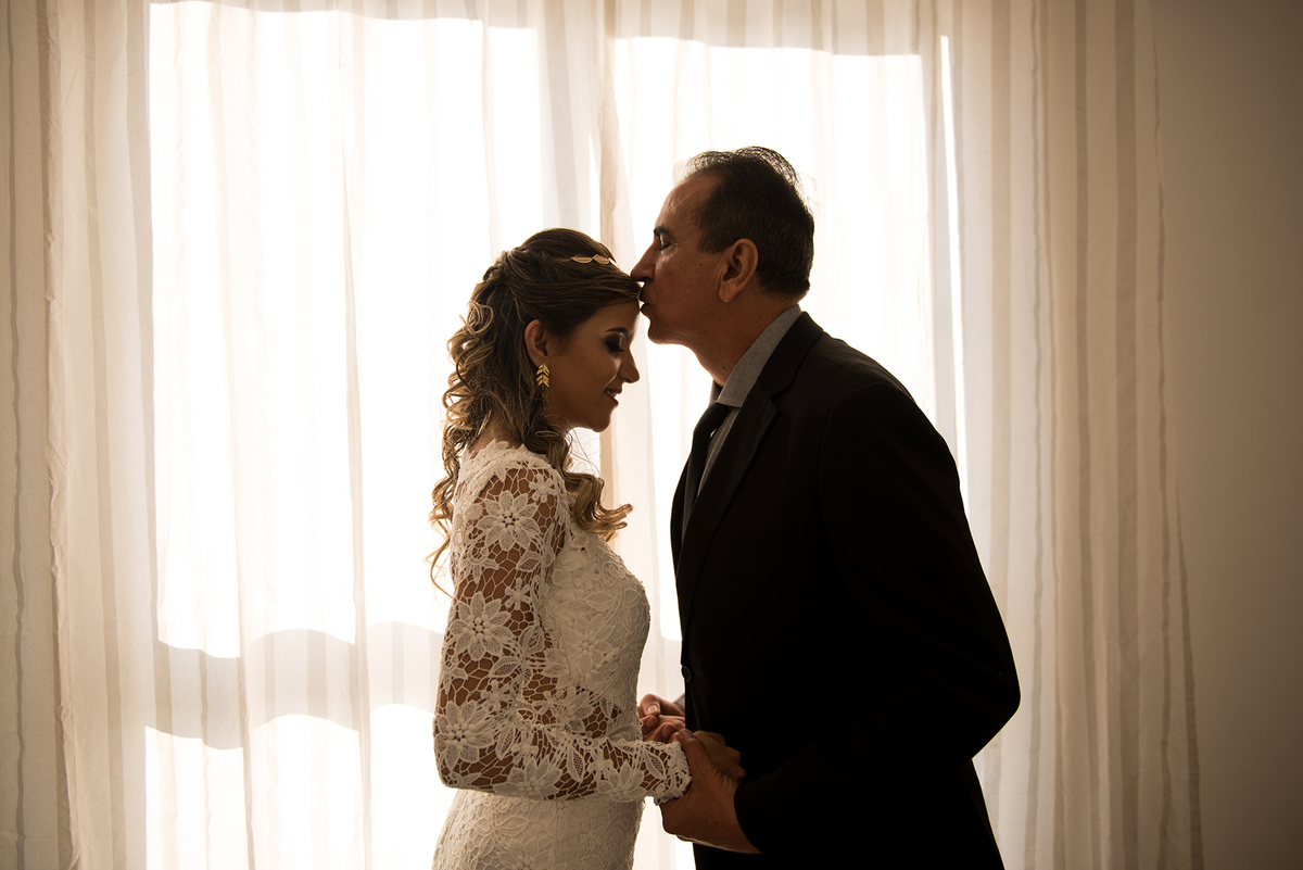 mini wedding em curitiba. Making-of da noiva. Casamento para 16 pessoas em bistrô de Curitiba. Pai da noiva.