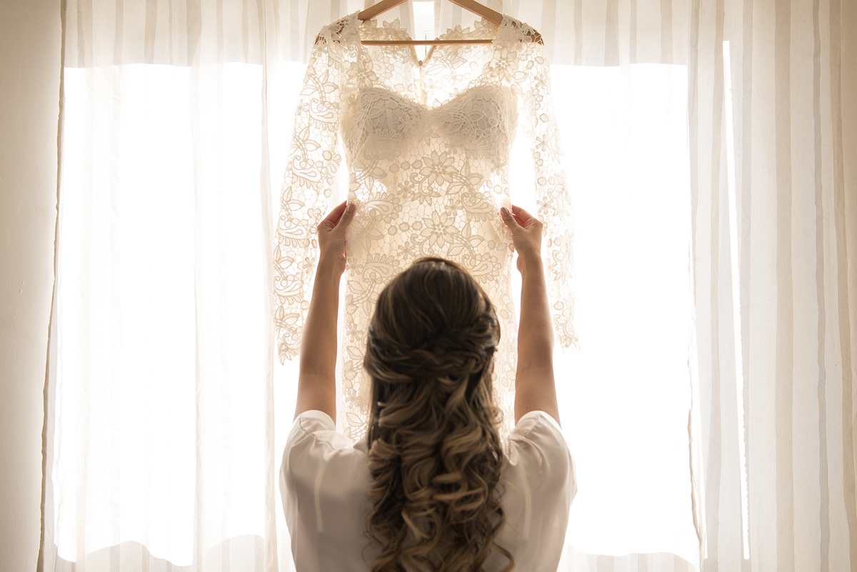 mini wedding em curitiba. Making-of da noiva. Casamento para 16 pessoas em bistrô de Curitiba. Vestido da Noiva.