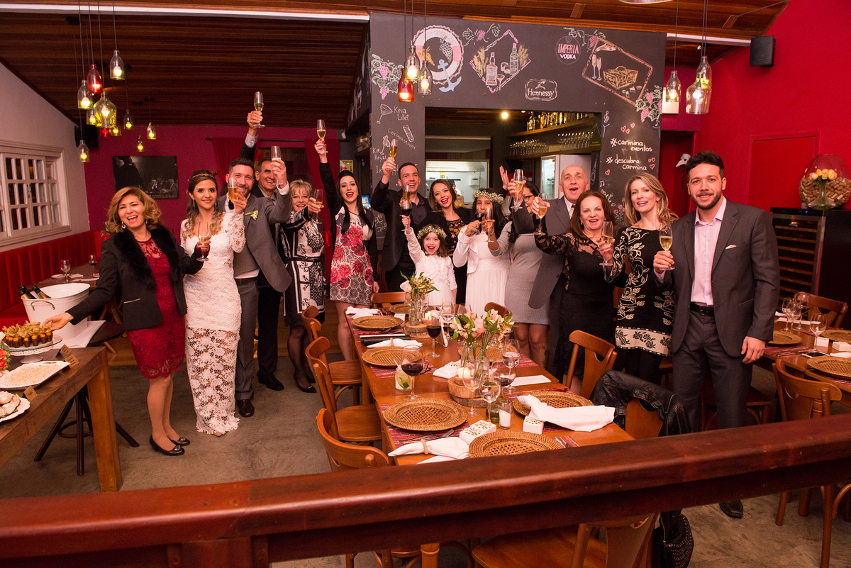 Mini Wedding em Curitiba. Casamento para 16 pessoas em bistrô de Curitiba. Cerimônia de Casamento.