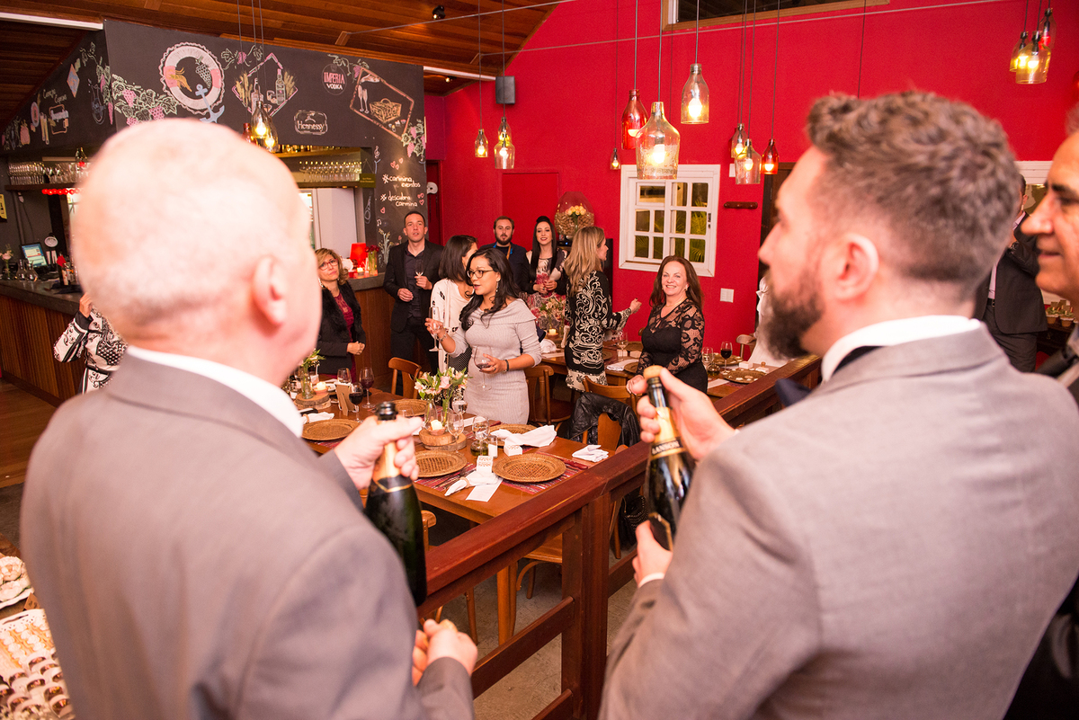 Mini Wedding em Curitiba. Casamento para 16 pessoas em bistrô de Curitiba. Cerimônia de Casamento.