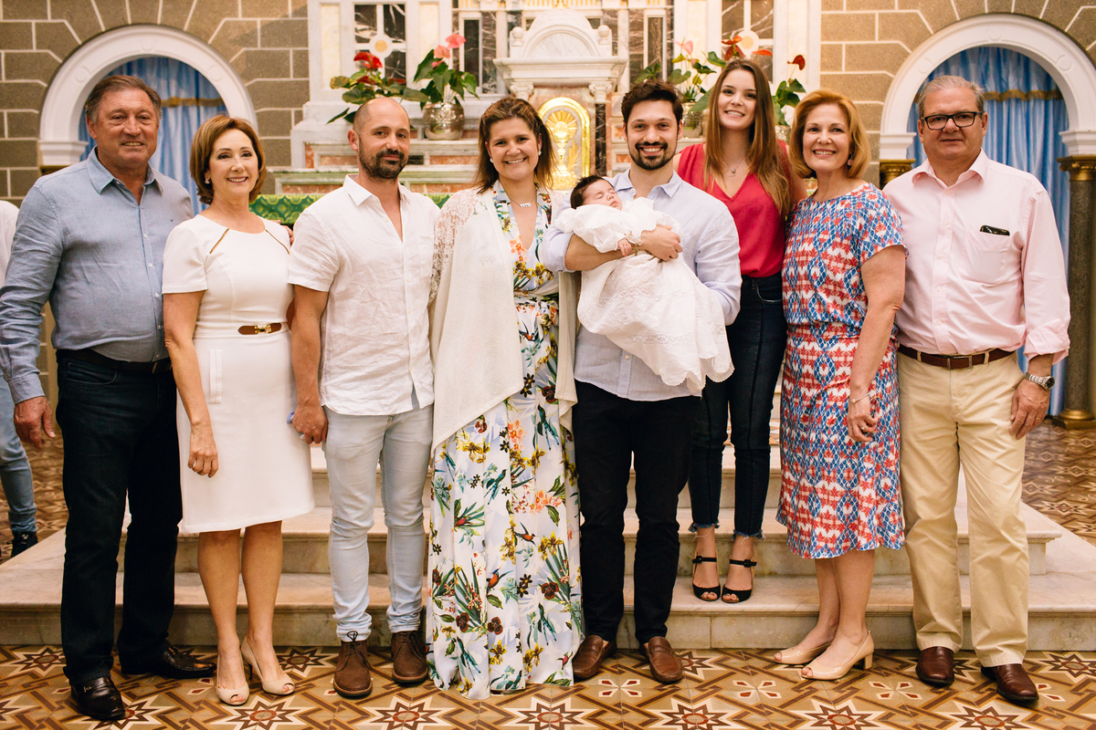 fotografia de batizado realizado na igreja dos capuchinhos no mercês em Curitiba. Fotografia de batizado em Curitiba. 