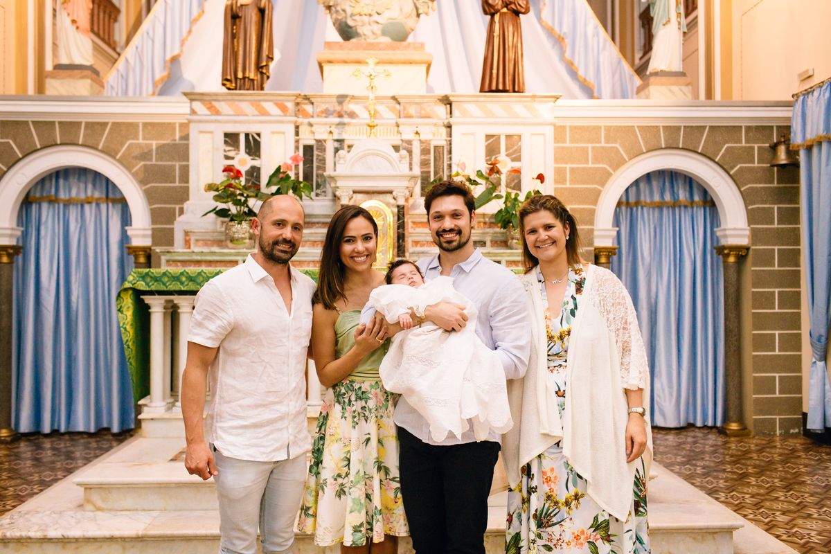 fotografia de batizado realizado na igreja dos capuchinhos no mercês em Curitiba. Fotografia de batizado em Curitiba. 