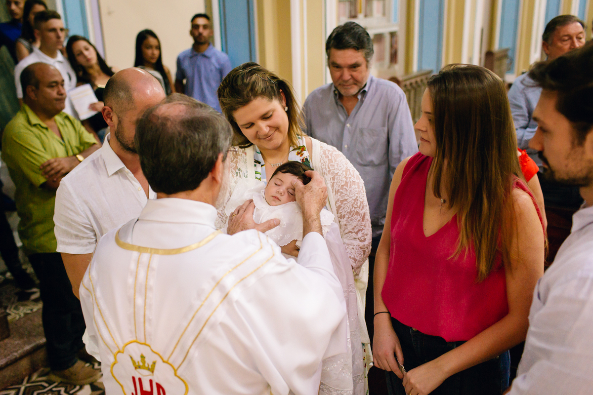 fotografia de batizado realizado na igreja dos capuchinhos no mercês em Curitiba. Fotografia de batizado em Curitiba. 