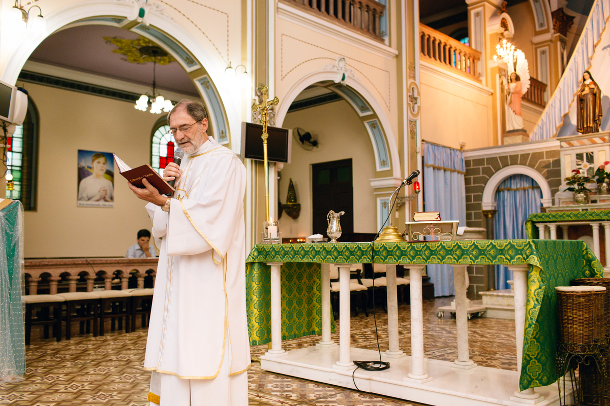 fotografia de batizado realizado na igreja dos capuchinhos no mercês em Curitiba. Fotografia de batizado em Curitiba. 