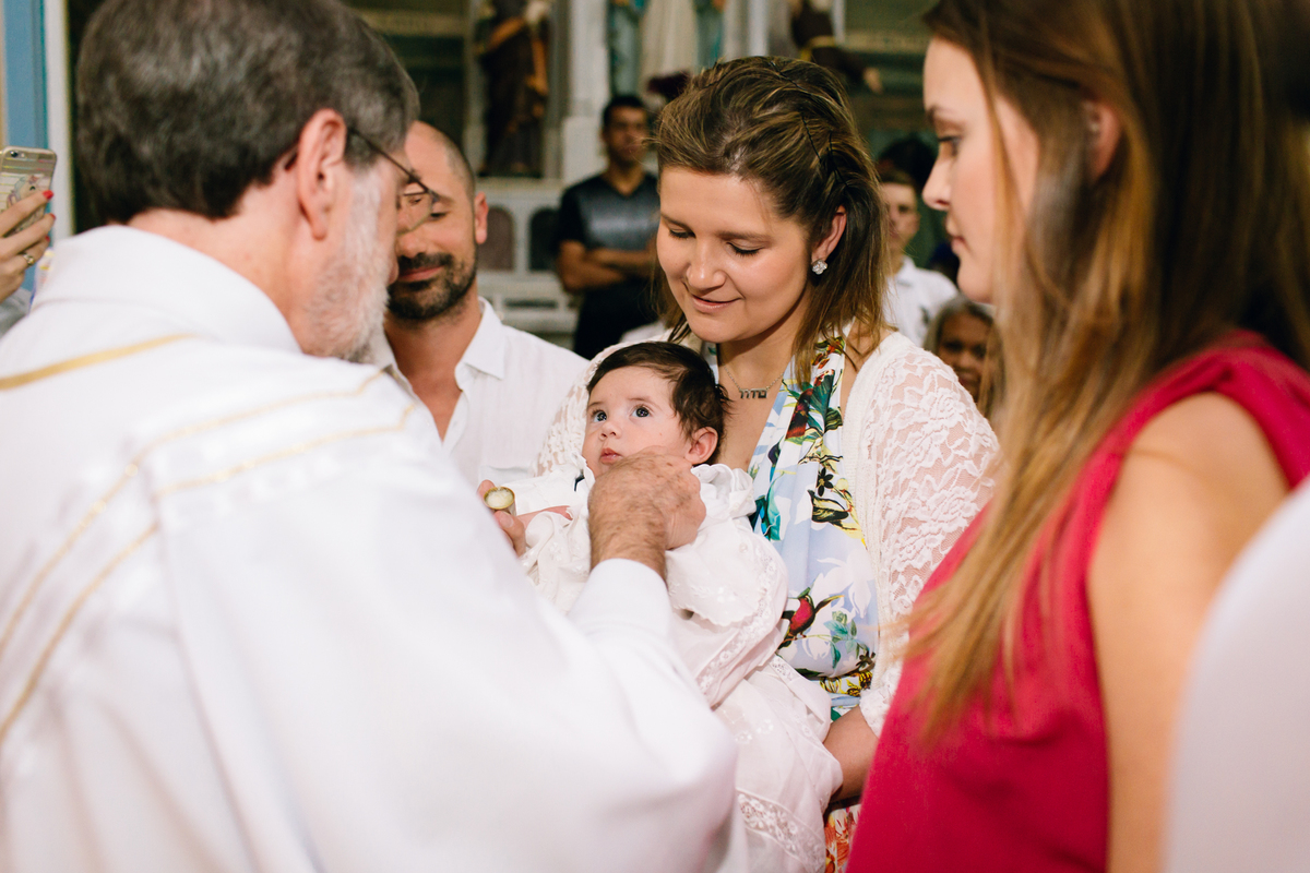 fotografia de batizado realizado na igreja dos capuchinhos no mercês em Curitiba. Fotografia de batizado em Curitiba. 