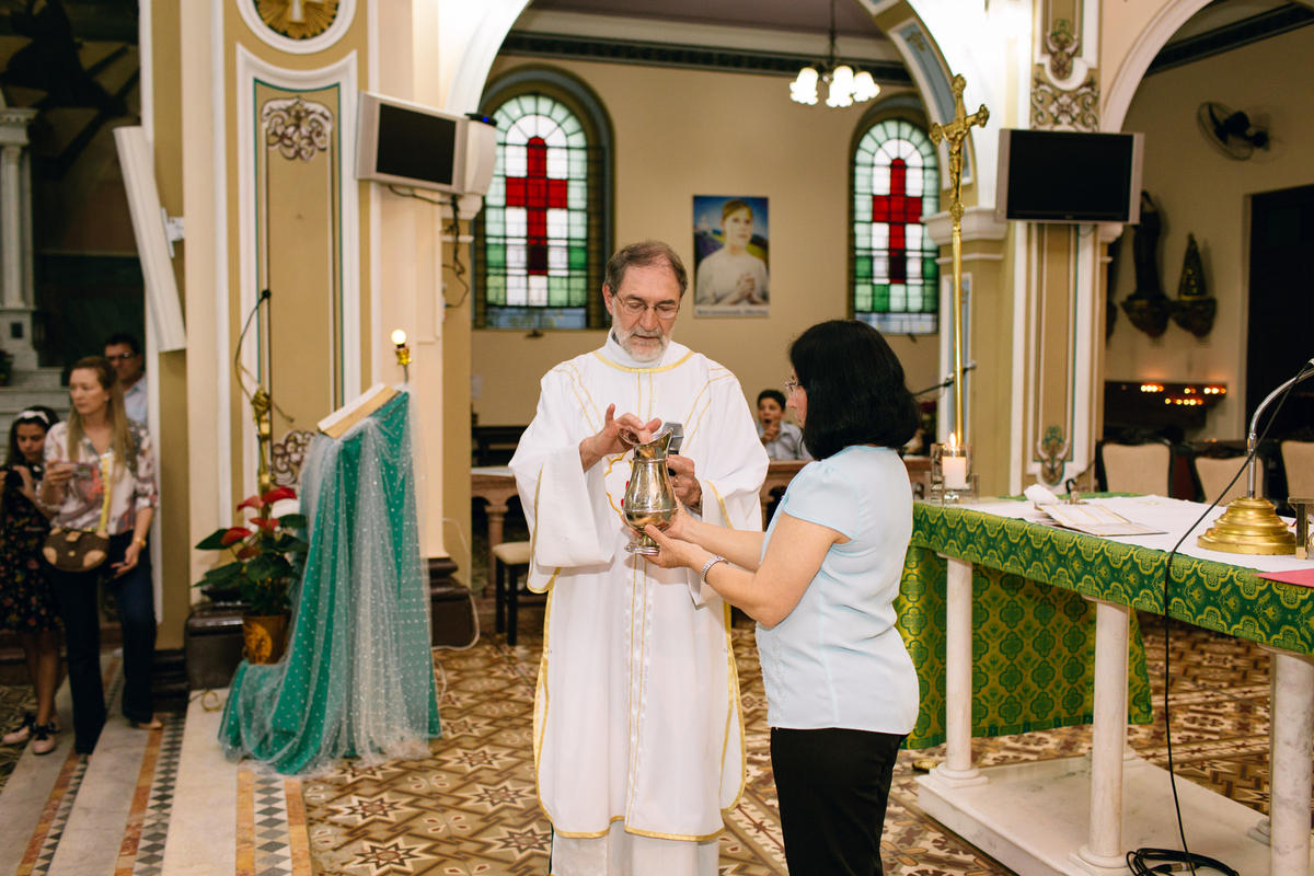 fotografia de batizado realizado na igreja dos capuchinhos no mercês em Curitiba. Fotografia de batizado em Curitiba. 