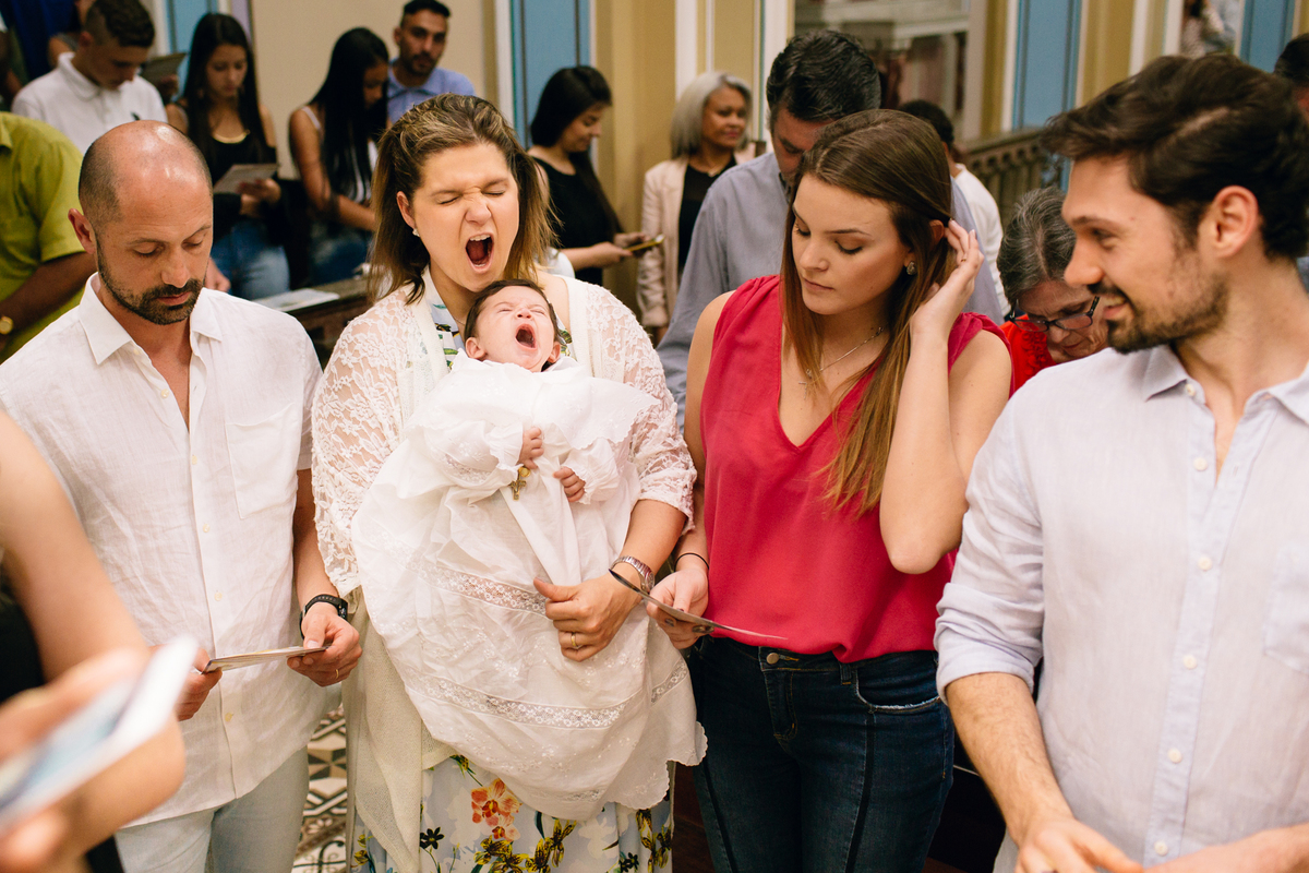 fotografia de batizado realizado na igreja dos capuchinhos no mercês em Curitiba. Fotografia de batizado em Curitiba. 