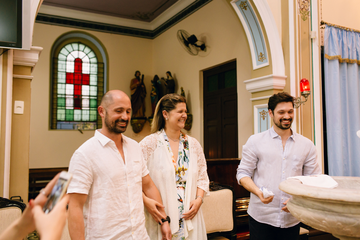 fotografia de batizado realizado na igreja dos capuchinhos no mercês em Curitiba. Fotografia de batizado em Curitiba. 