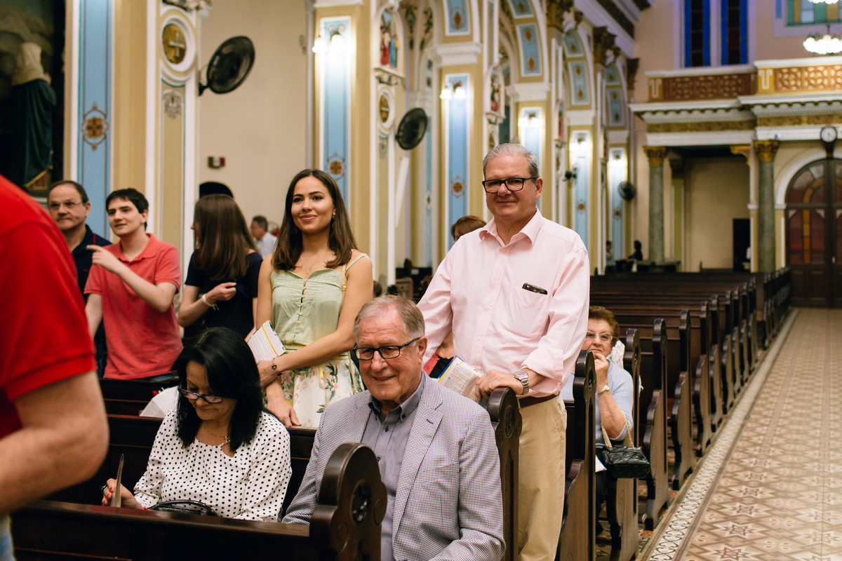 fotografia de batizado realizado na igreja dos capuchinhos no mercês em Curitiba. Fotografia de batizado em Curitiba. 