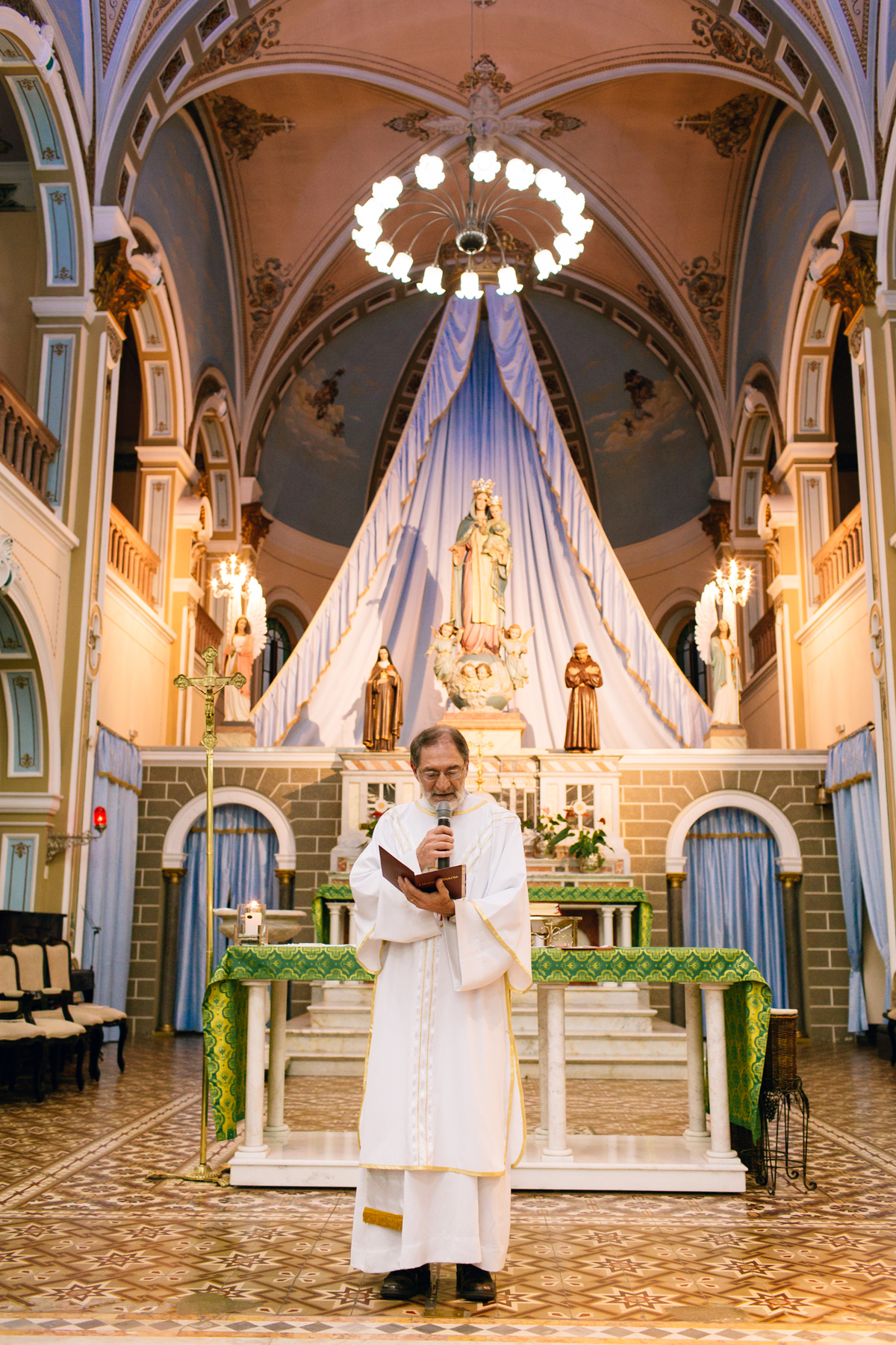 fotografia de batizado realizado na igreja dos capuchinhos no mercês em Curitiba. Fotografia de batizado em Curitiba. 
