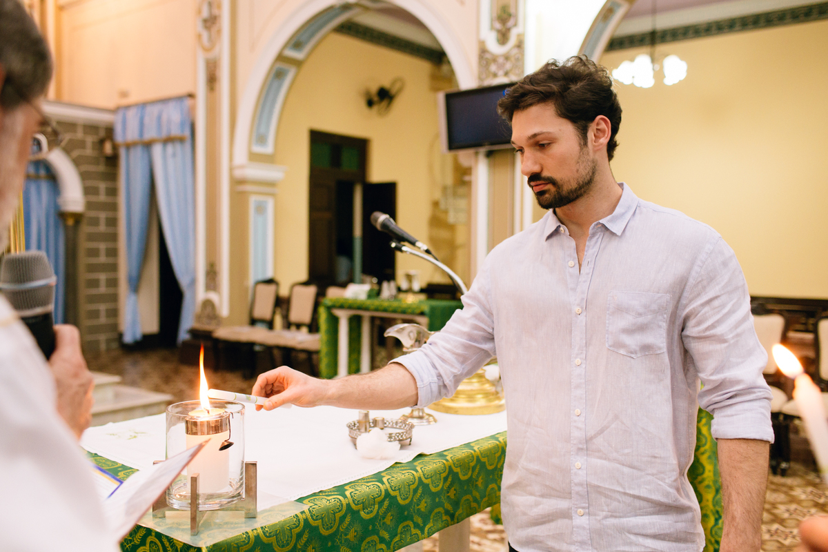 fotografia de batizado realizado na igreja dos capuchinhos no mercês em Curitiba. Fotografia de batizado em Curitiba. 